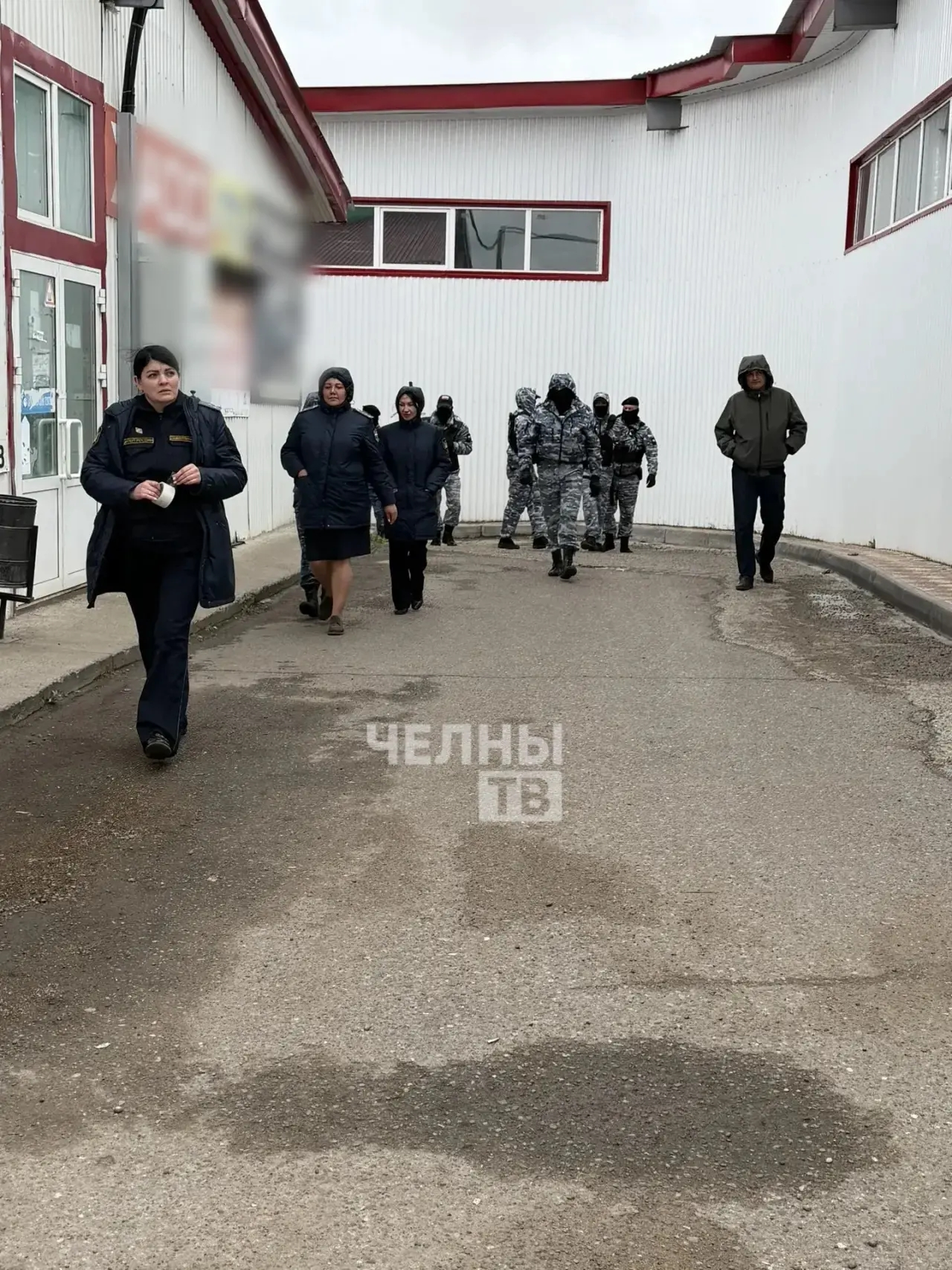 В Челнах начали опечатывать павильоны рынка «Гараж 500»