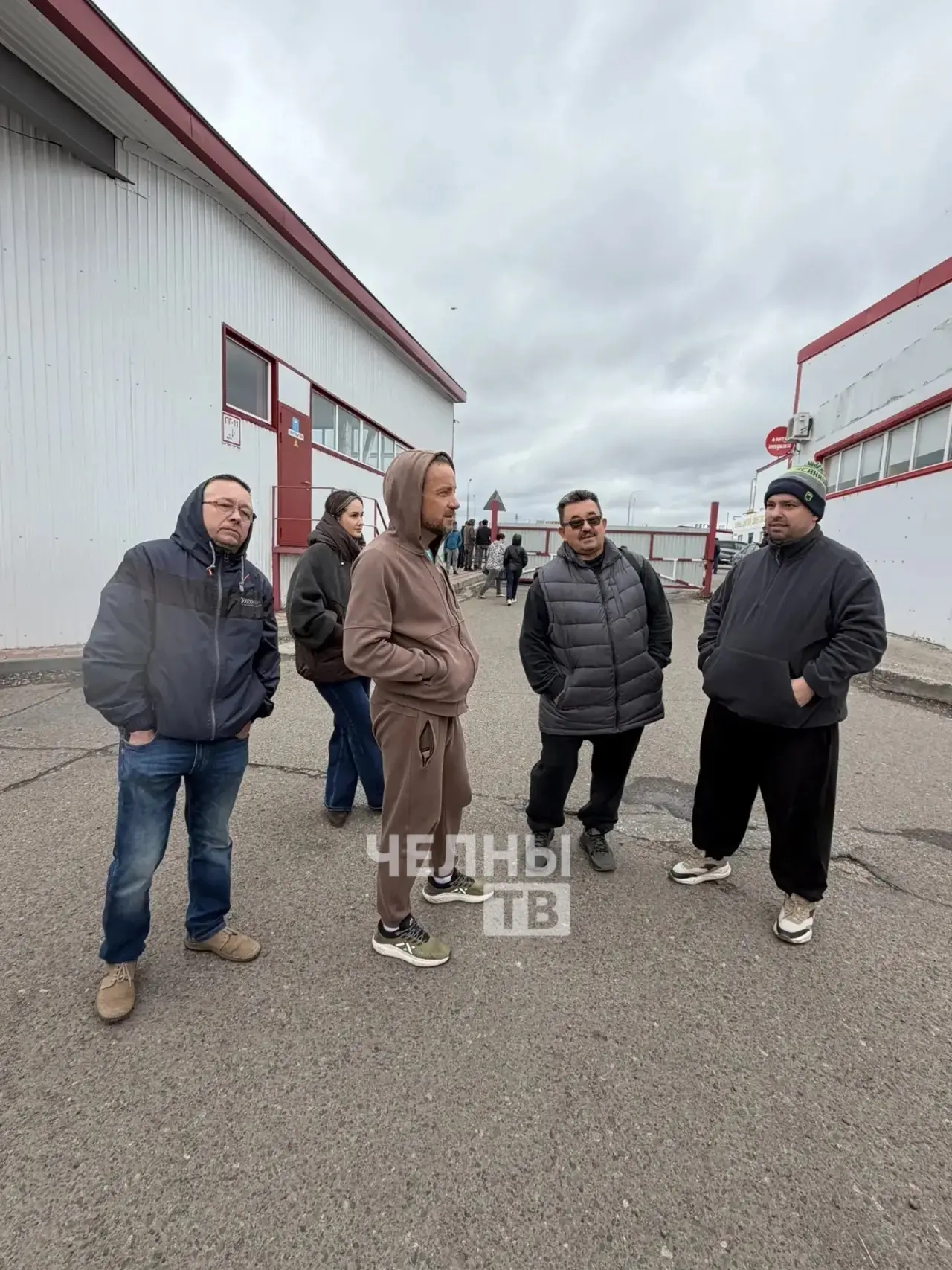 В Челнах начали опечатывать павильоны рынка «Гараж 500»