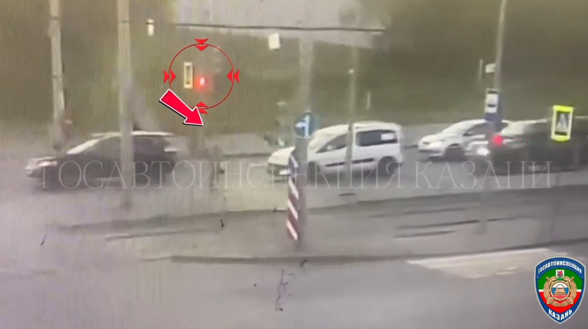 В Казани пенсионерка попала под внедорожник, перебегая дорогу на красный
