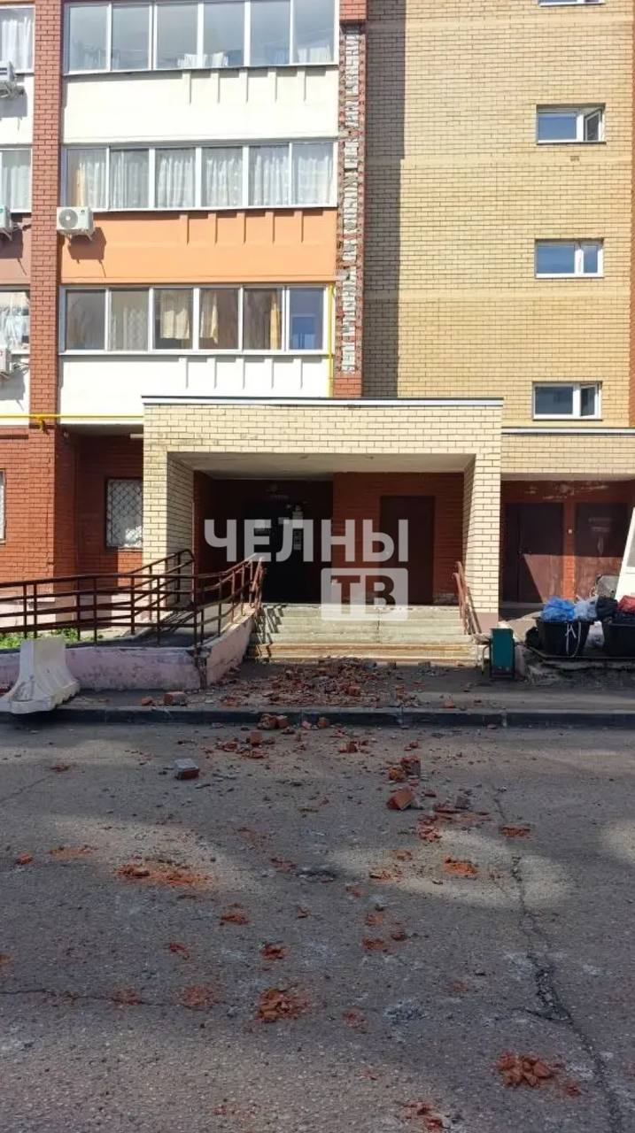 В Челнах проверяют УК после падения кирпичей с фасада дома