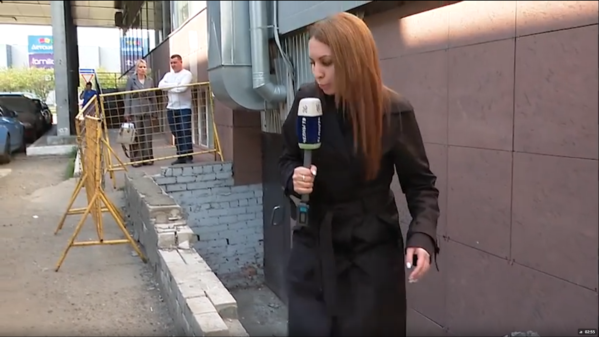В Челнах четырехлетняя девочка упала в спуск к подвалу у ТЦ