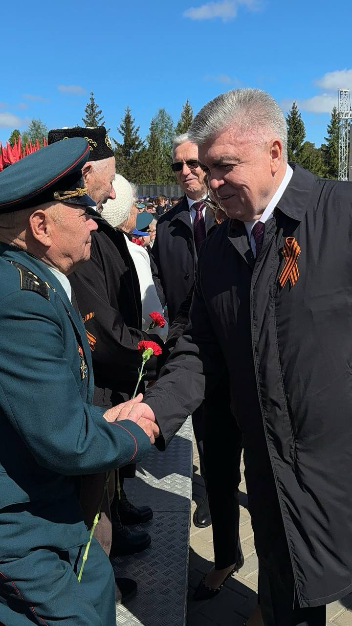 Наиль Магдеев поздравил ветеранов и бойцов СВО перед парадом