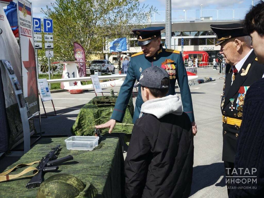 На Параде Победы в Казани открылся пункт набора на контрактную службу