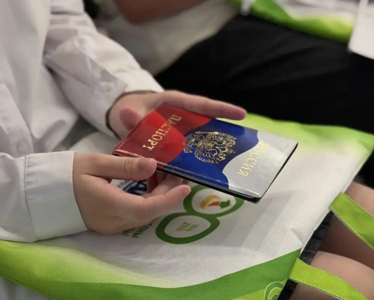 В Челнах 32 школьникам торжественно вручили первые паспорта