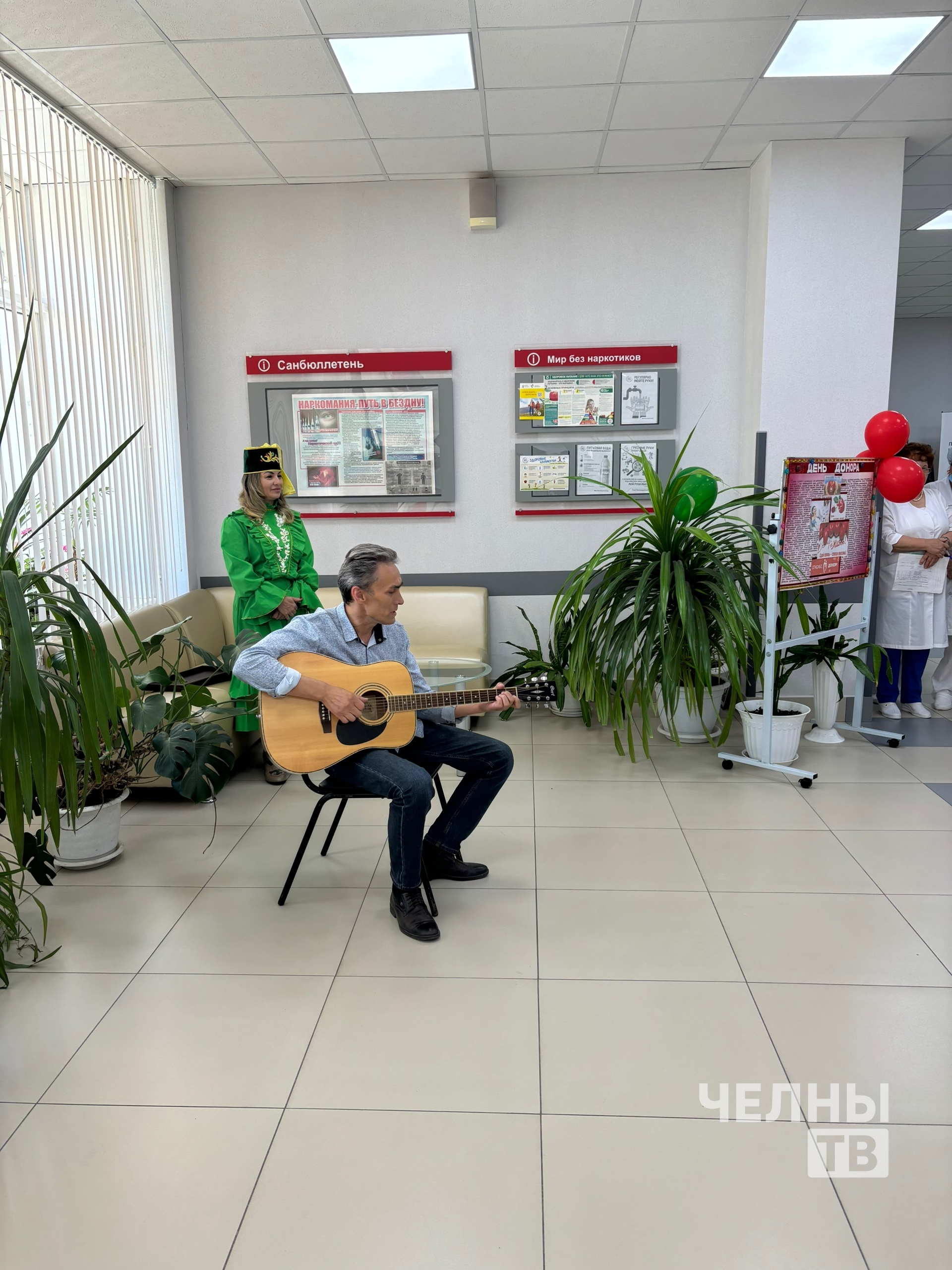 В Центре крови наградили доноров и отметили 101 сдачу Михаила Шадрина