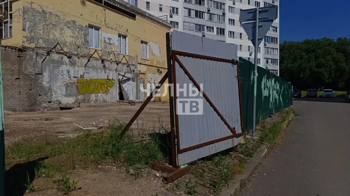 В Челнах подростки проникают в заброшенное здание в 11-м комплексе