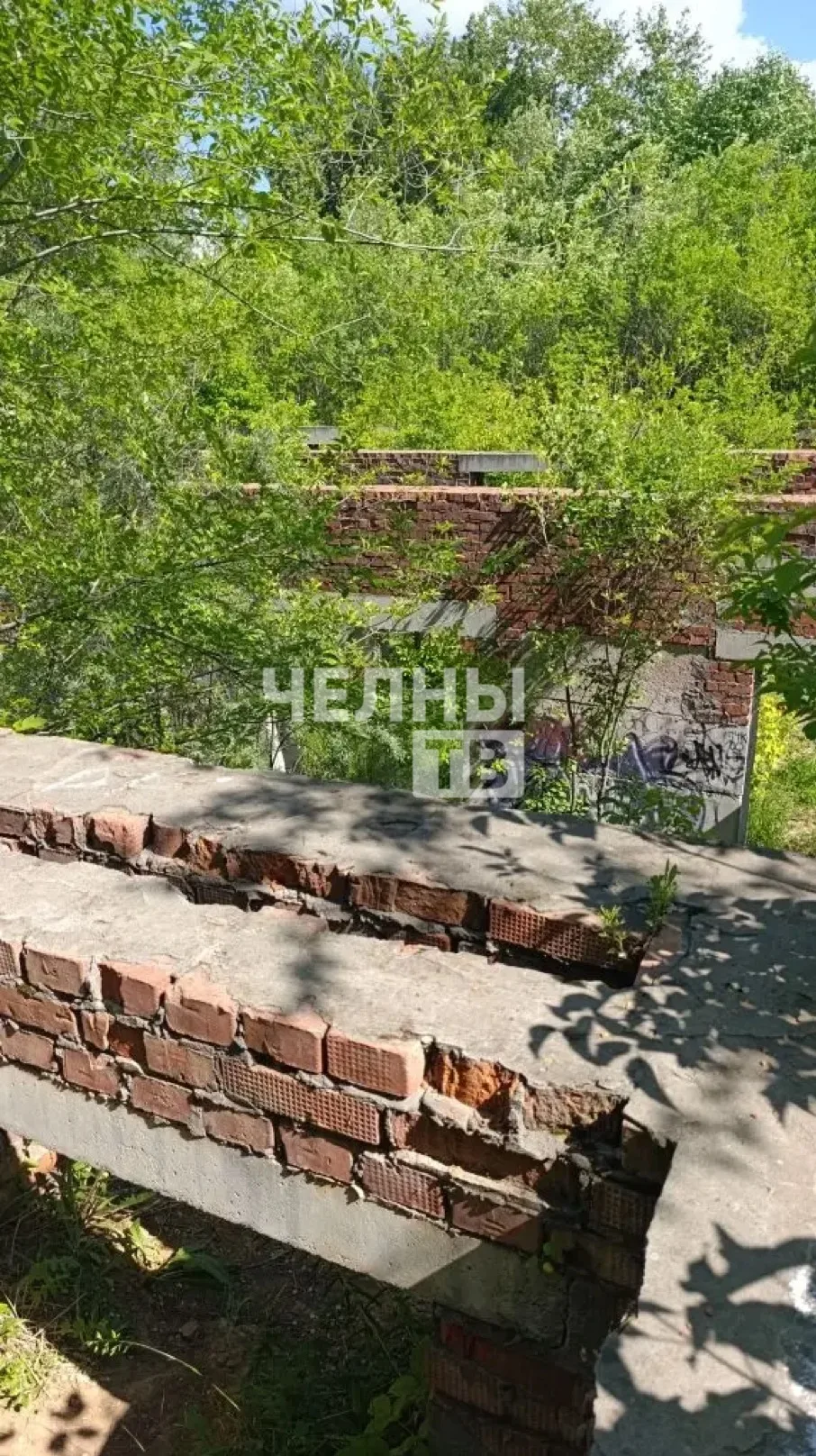В Челнах подростки проникают в заброшенное здание в 11-м комплексе