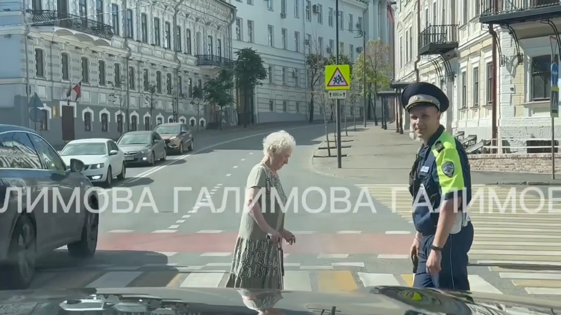 В Казани инспектор ДПС помог пожилой женщине перейти дорогу