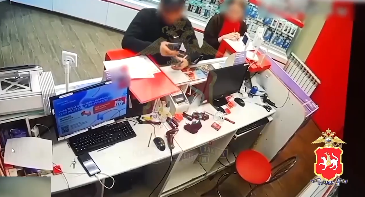 В Казани мужчина похитил смартфоны из салона связи и попал на видео