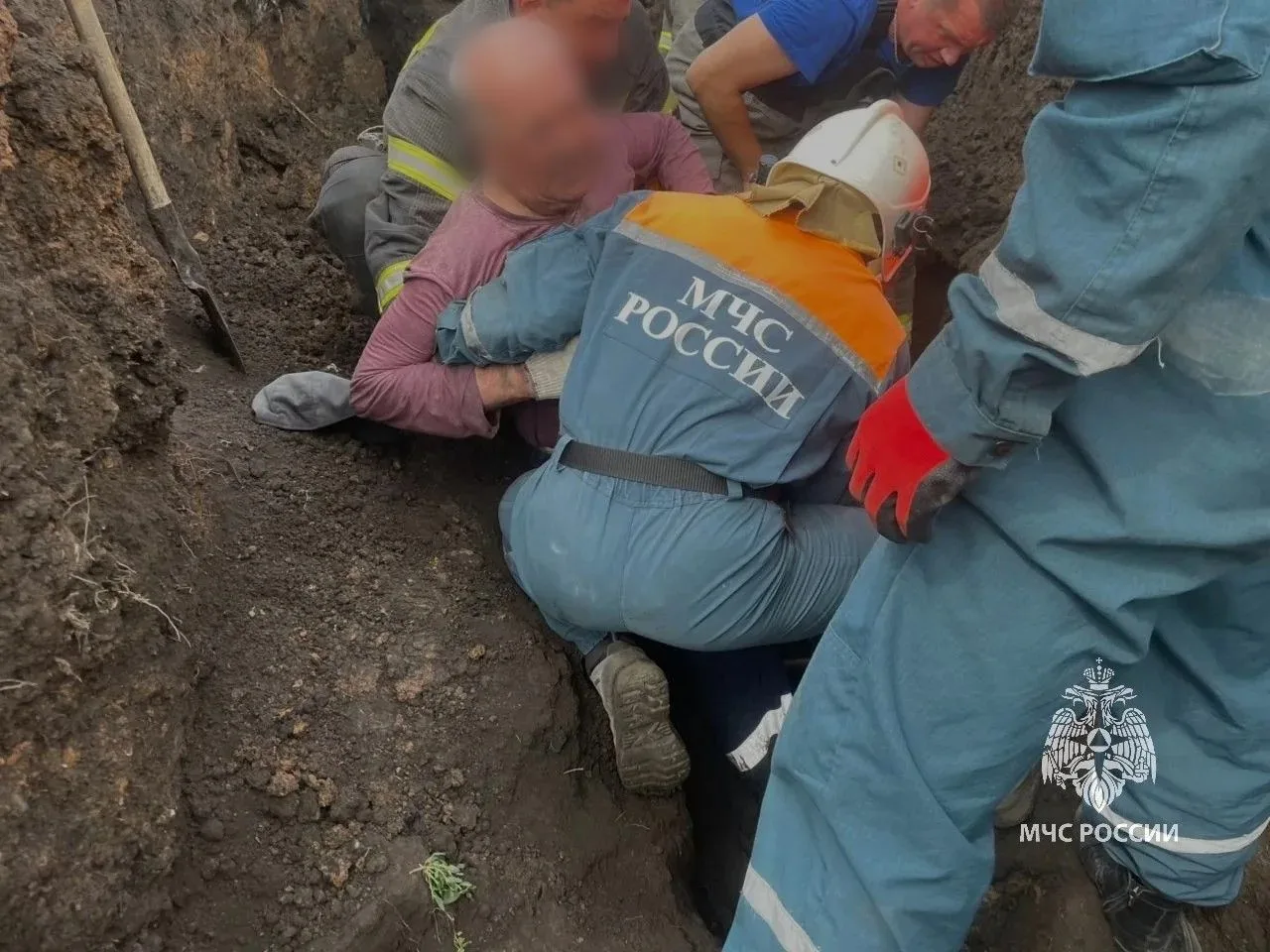 В Челнах двоих рабочих спасли после обрушения грунта