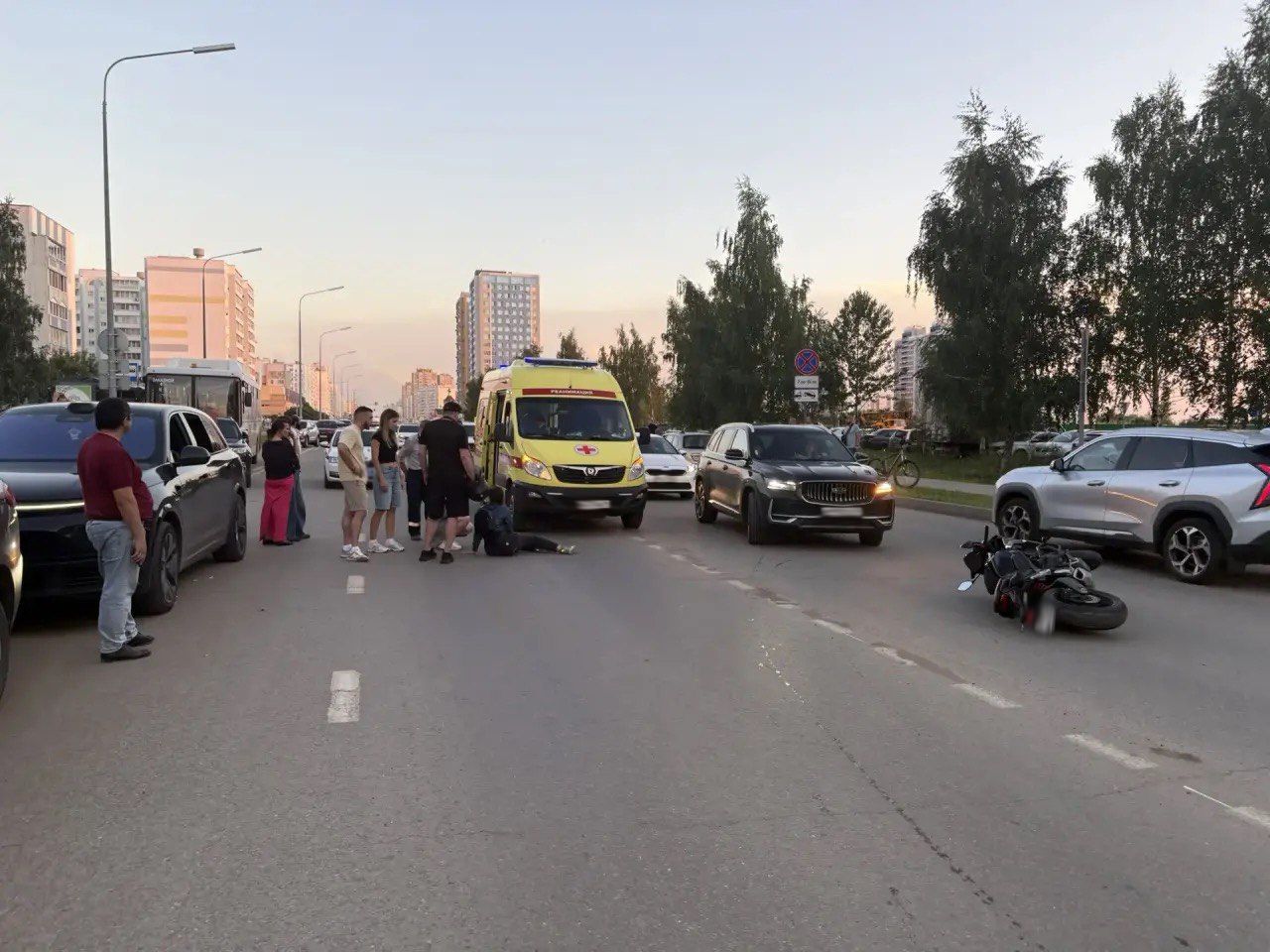 В Челнах мотоциклистка сбила женщину, переходившую дорогу вне перехода