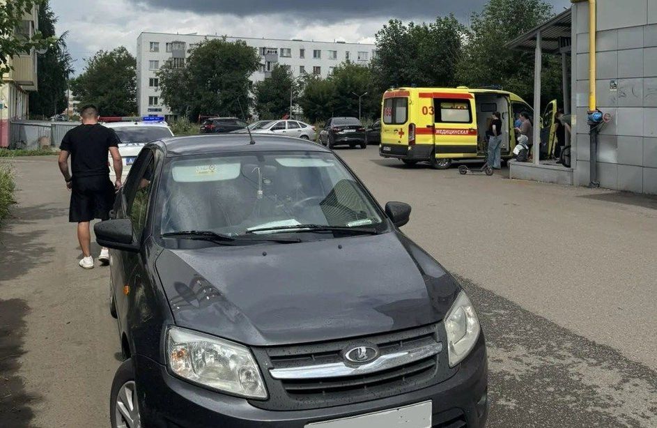 В Челнах восьмилетний мальчик на электросамокате попал под машину