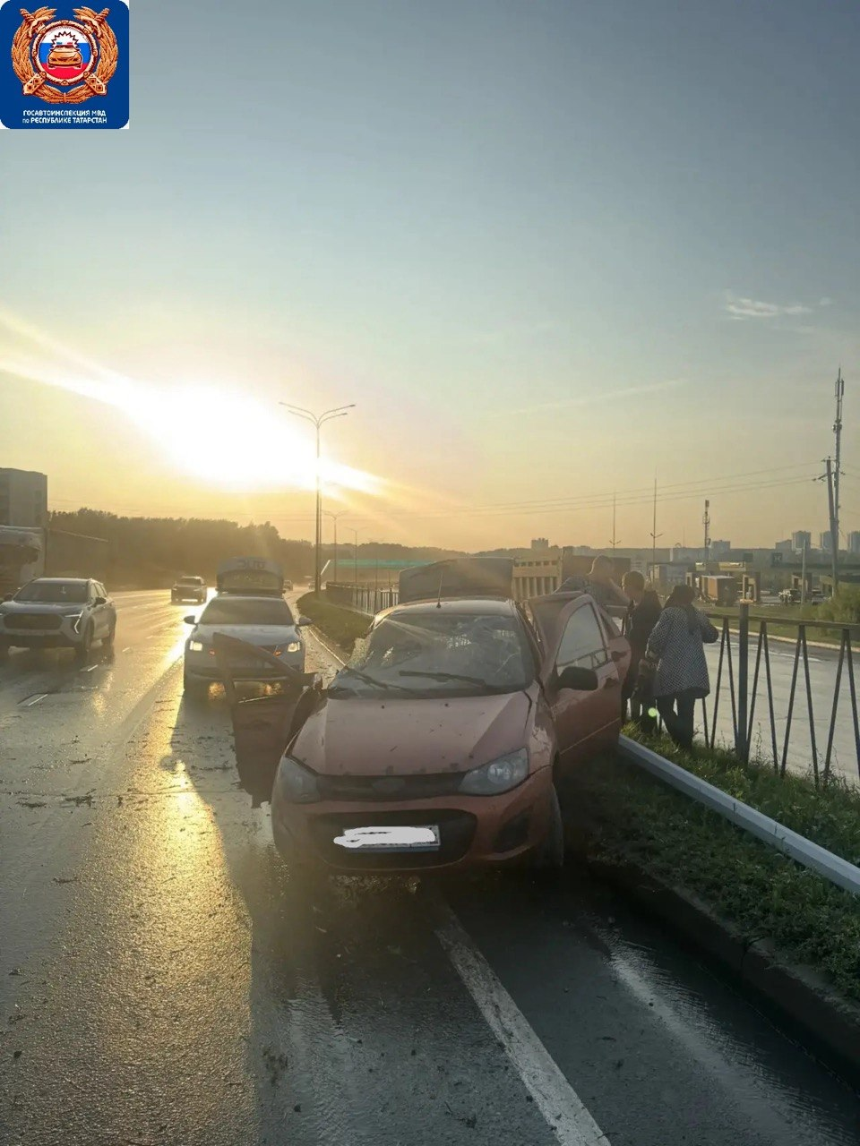В Челнах легковушка врезалась в опору освещения, пострадала пассажирка