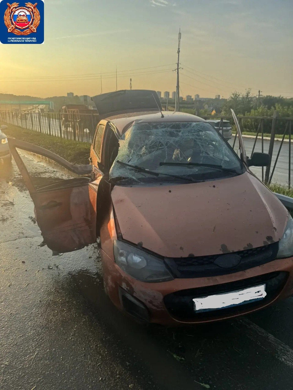 В Челнах легковушка врезалась в опору освещения, пострадала пассажирка