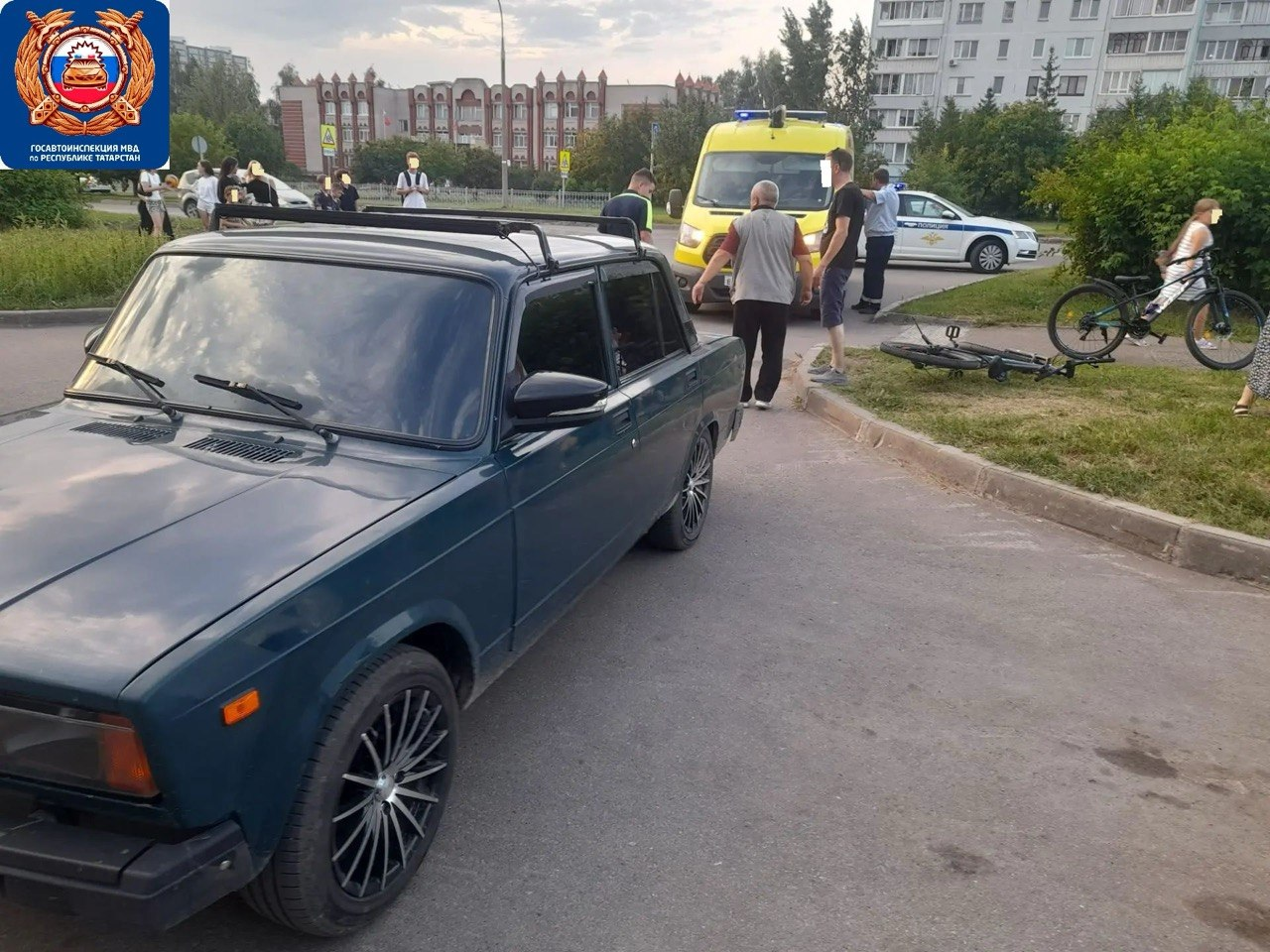 В Набережных Челнах ВАЗ сбил 11-летнего велосипедиста во дворе