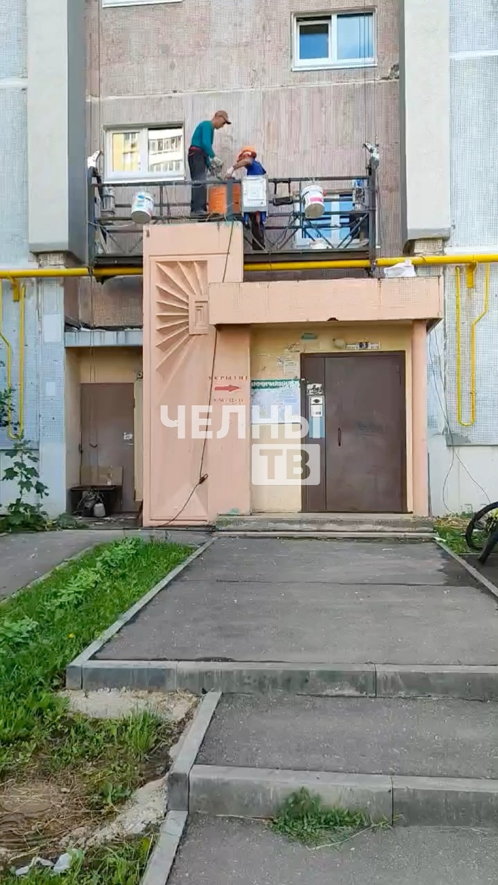 Жильцы дома в Челнах заявили об опасной люльке под напряжением