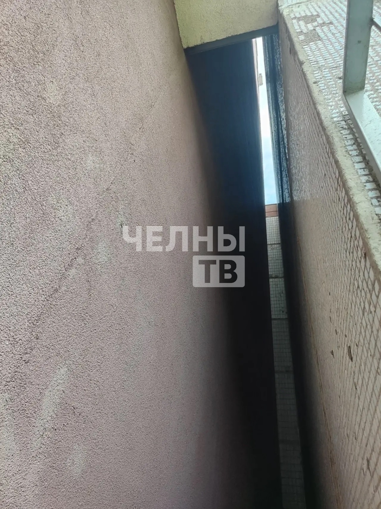 Жильцы дома в Челнах заявили об опасной люльке под напряжением