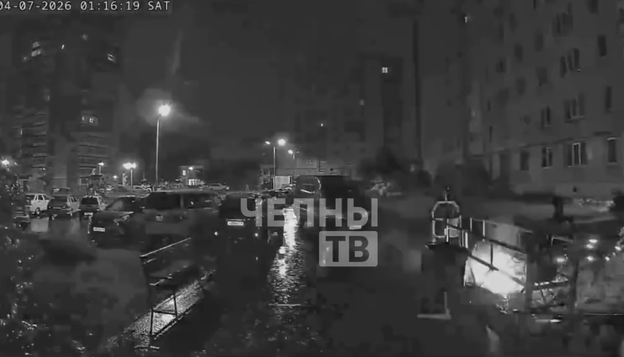 Жильцы дома в Челнах заявили об опасной люльке под напряжением