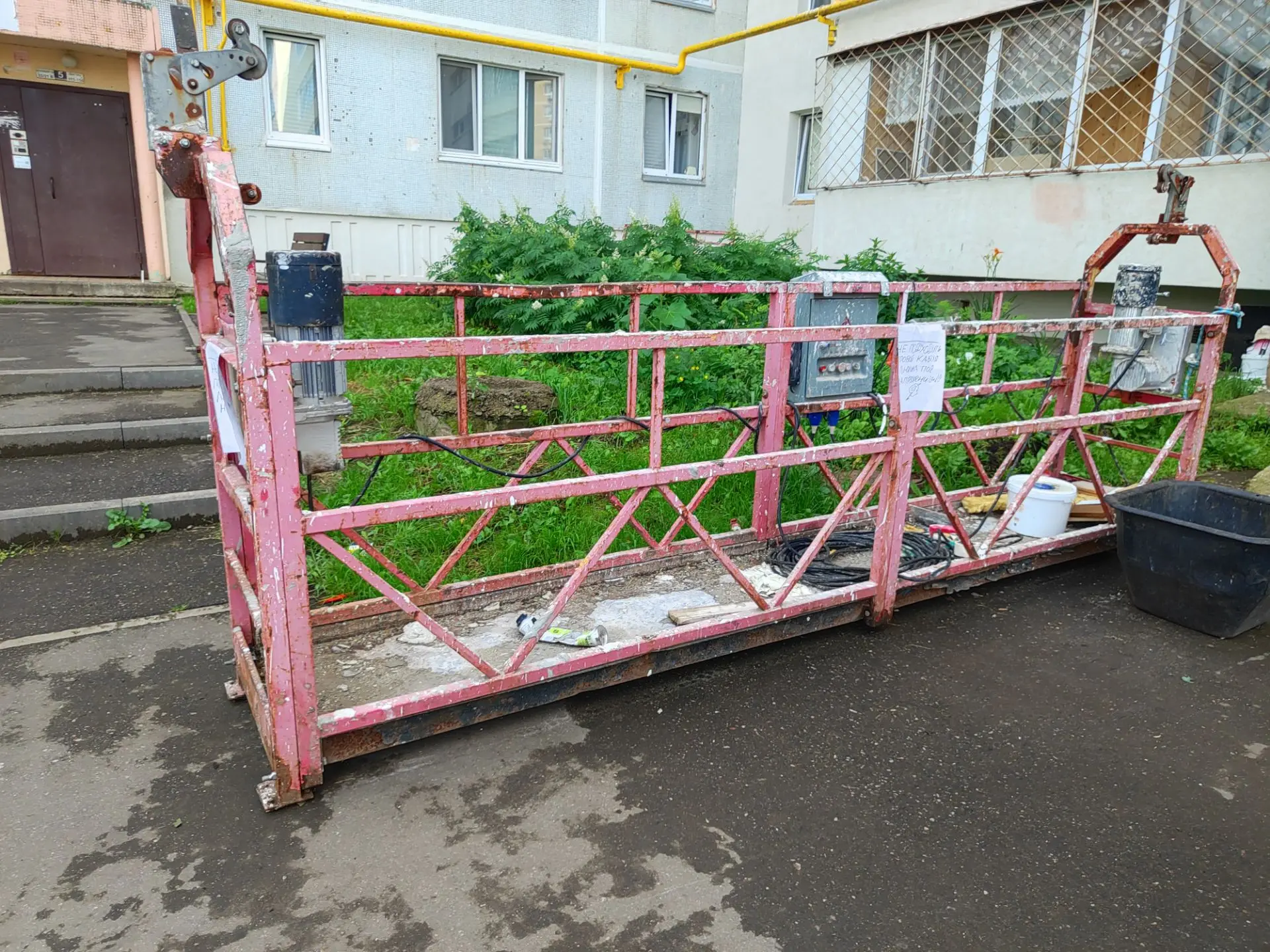 Жильцы дома в Челнах заявили об опасной люльке под напряжением