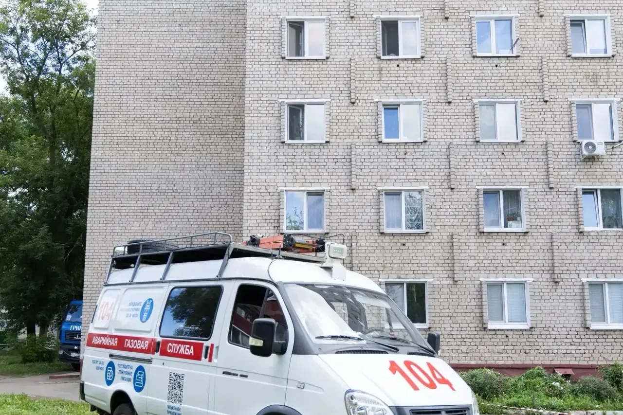 В Нижнекамске восстанавливают дом после атаки БПЛА
