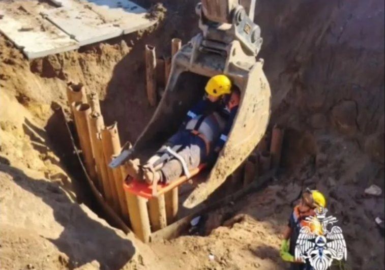 В Казани мужчину вытащили из четырехметрового котлована экскаватором