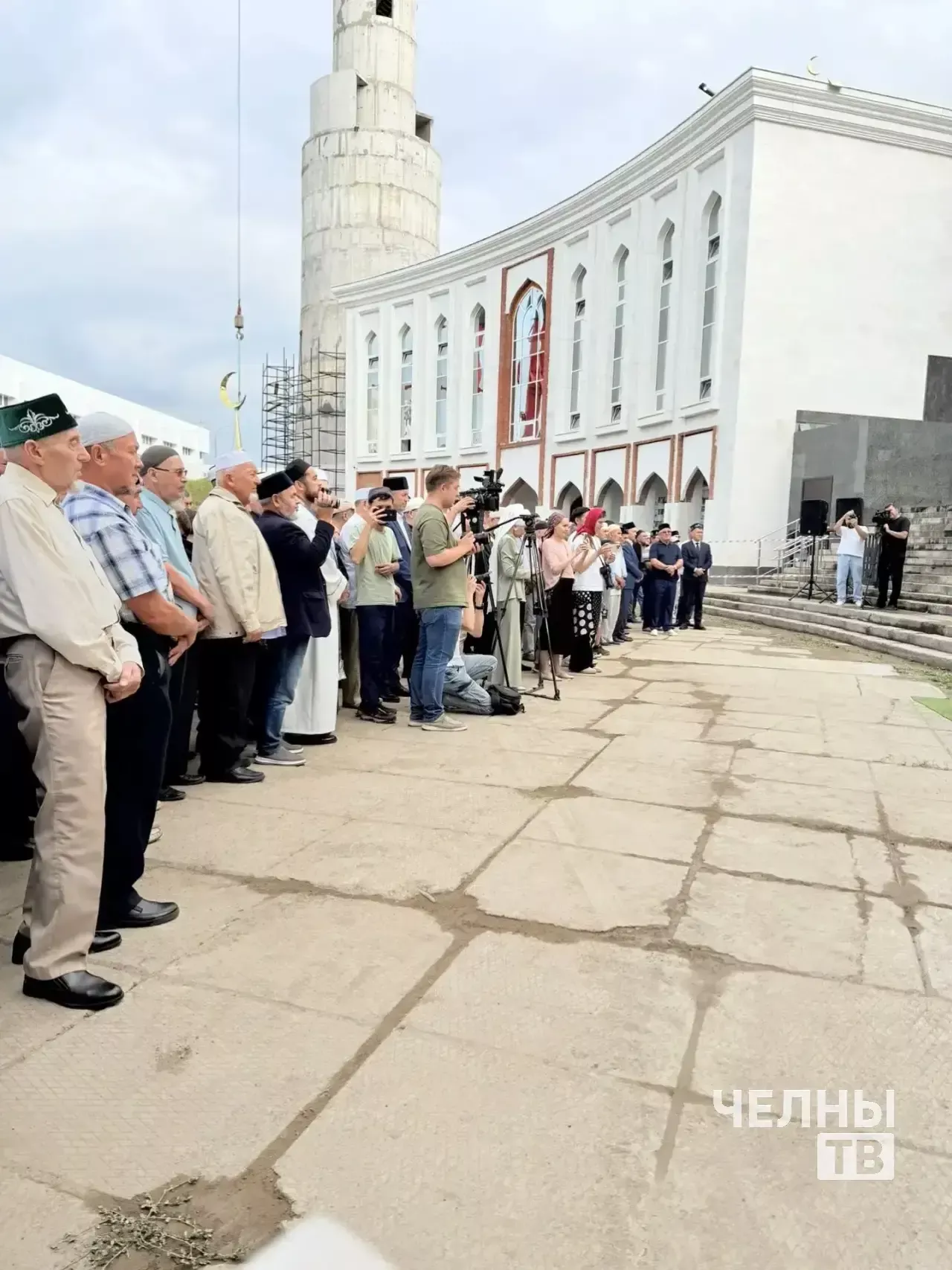 На минарете «Джамиг» установили девятый полумесяц