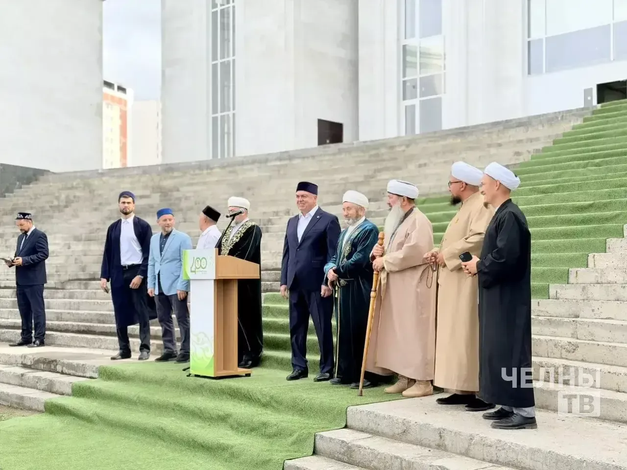 На минарете «Джамиг» установили девятый полумесяц