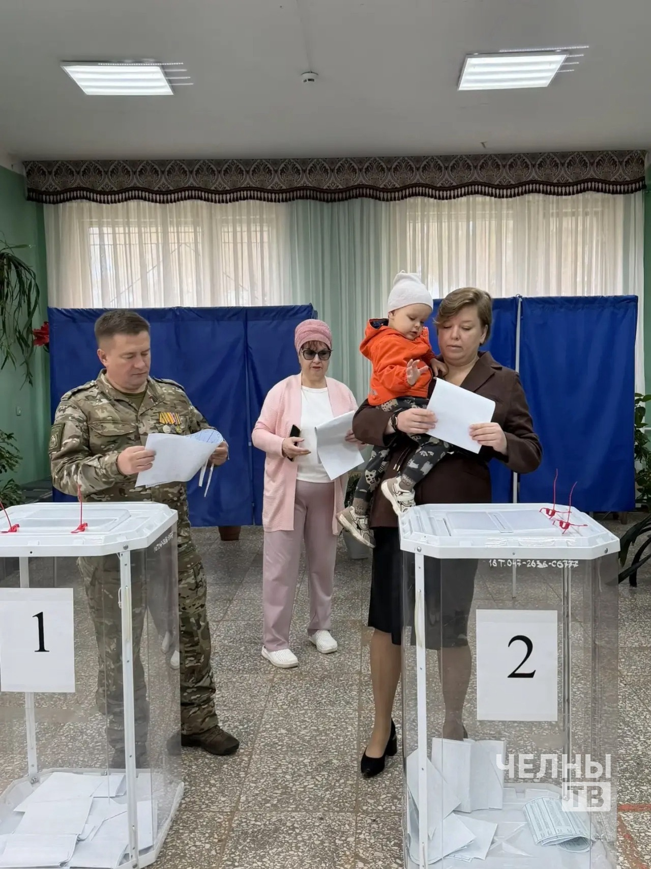 Боец с позывным Бамель пришел на выборы вместе с семьей