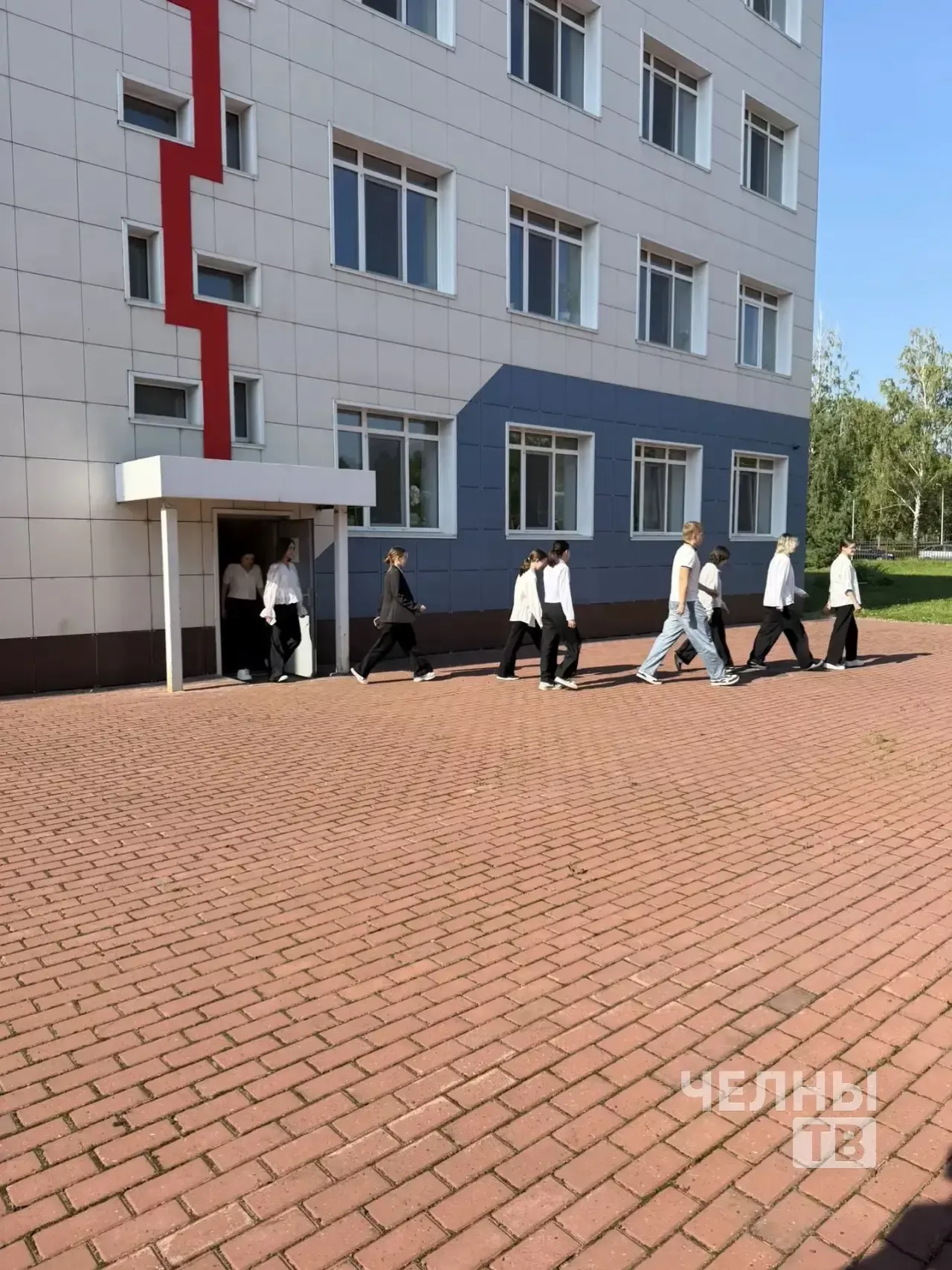 Учебная эвакуация в колледже Челнов: тренировка порядка действий