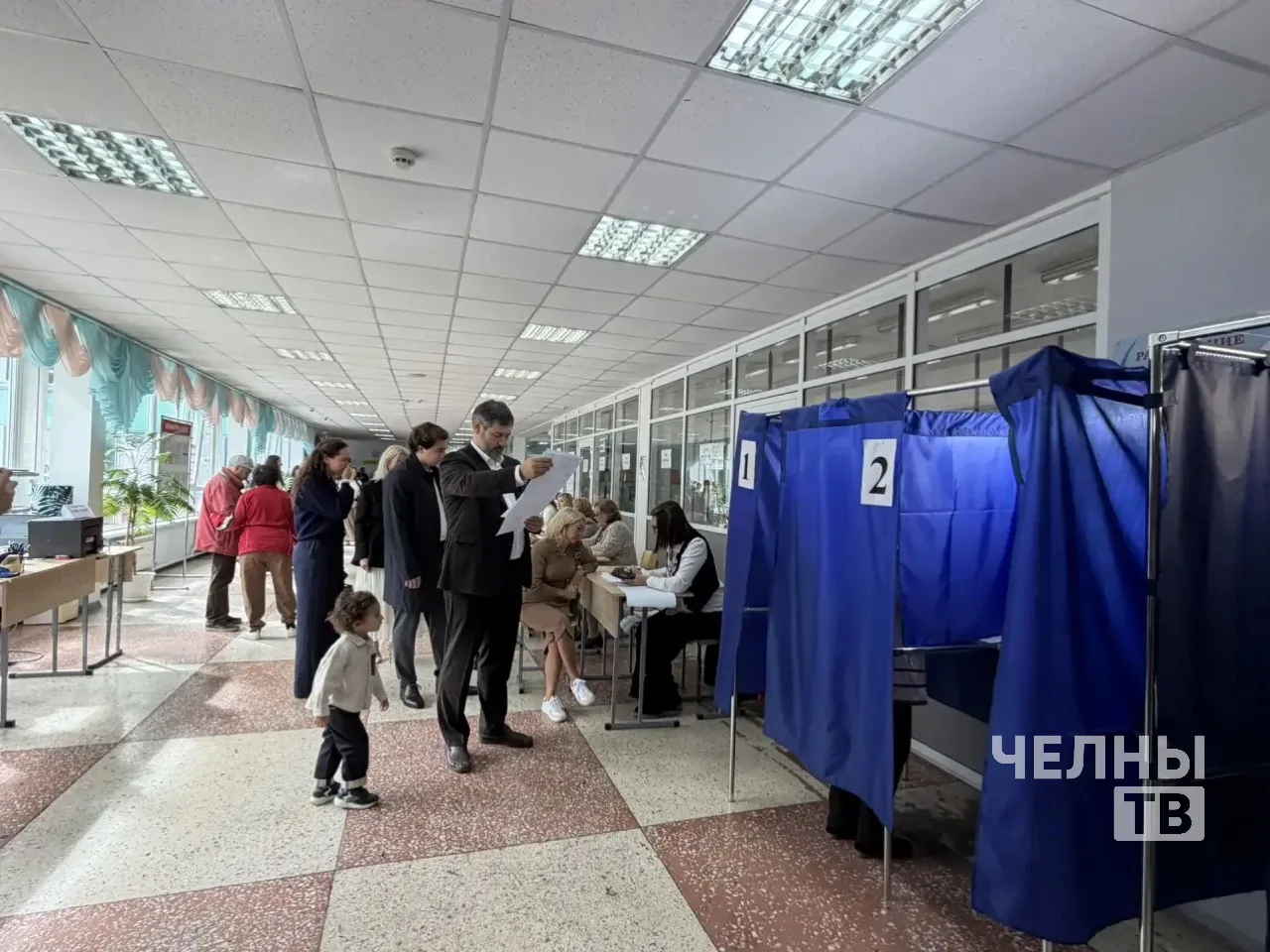 Олег Коробченко пришел на выборы в родную школу вместе с семьей