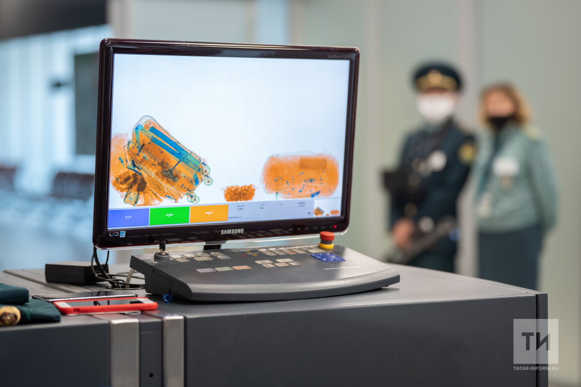 В аэропорту Казани у пассажирки изъяли 100 пар сережек и 21 очки