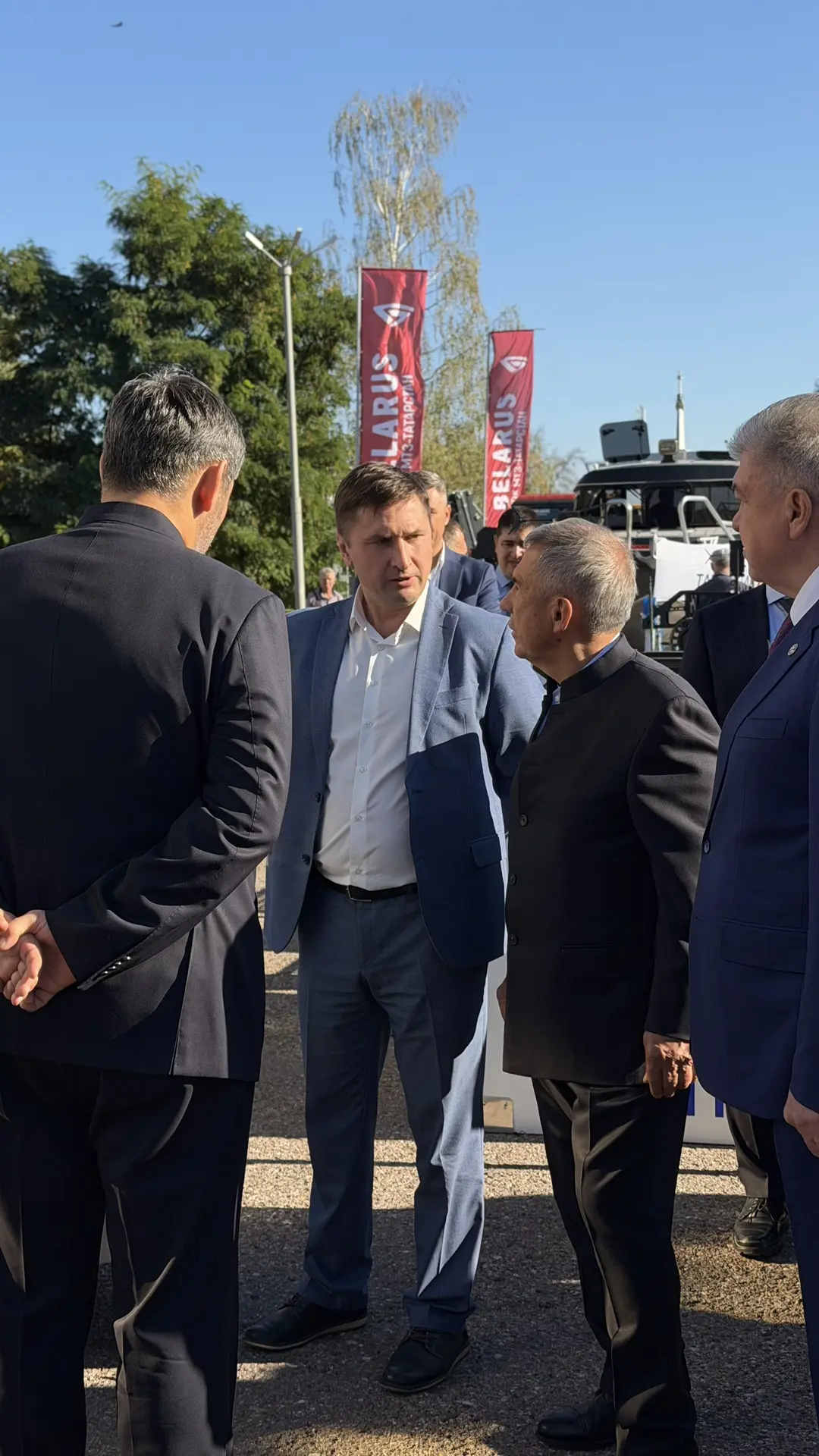 В Челнах у Органного зала показали технику местного производства