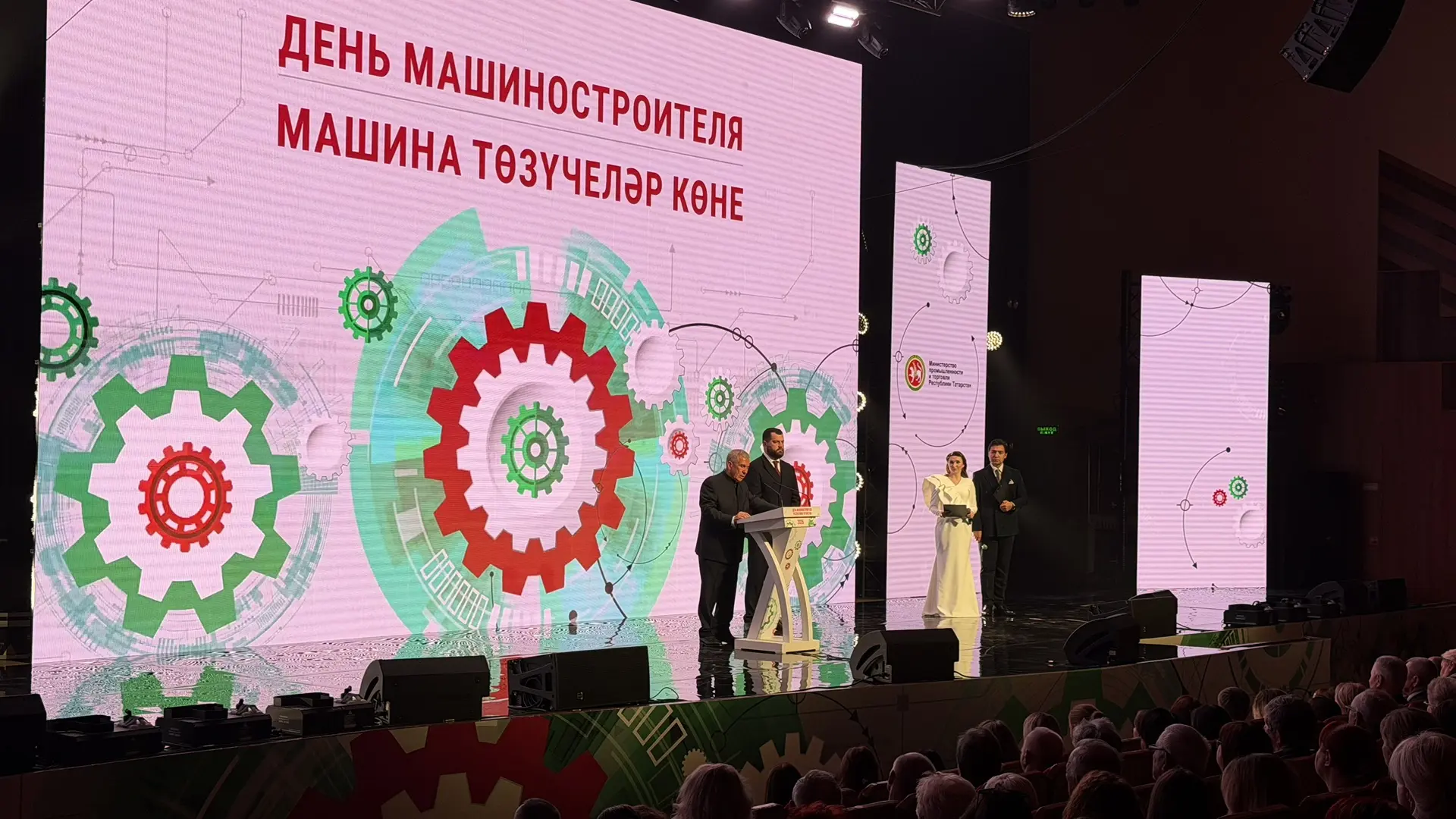 В Челнах у Органного зала показали технику местного производства