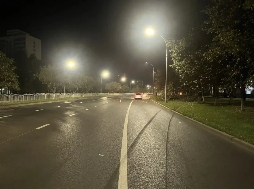 В Челнах иномарка врезалась в дерево, пострадала пассажирка