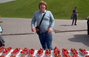 Блогер Марат Клубника продолжил продавать ягоды под стенами Казанского кремля после задержания