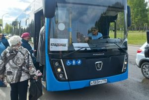 Православные отметили Радоницу: в Челнах организовали автобусы до кладбища «Молодежное»