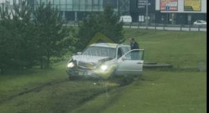 На Вахитовском кольце в Челнах произошло ДТП — легковушка вылетела на газон