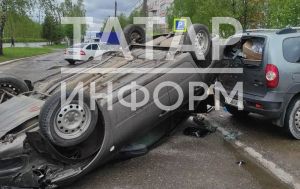 В Татарстане водитель опрокинул автомобиль на крышу