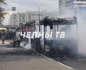 Автобус полностью сгорел: пожарная служба потушила горящий автобус в Челнах