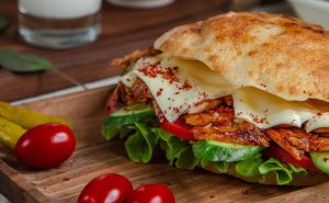 Бутерброд с индейкой поможет побороть бессонницу, заявили диетологи