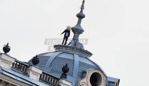 В Казани подросток забрался на крышу здания у Черного озера — его ищет полиция