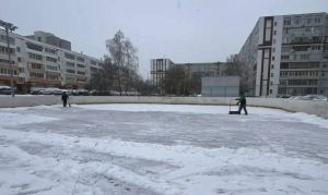В Набережных Челнах начали заливать дворовые катки к зимнему сезону