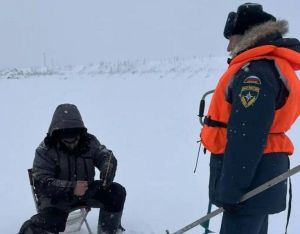 Водителей и рыболовов предупреждают: выход на лед опасен