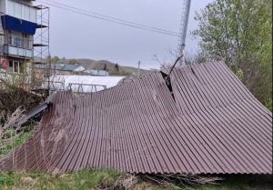 Сильный ветер повредил крышу Дома культуры в Бугульминском районе