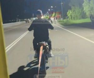 В Челнах подростки катались по набережной с веломобилем, привязанным к питбайку