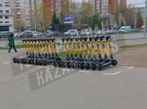 В центре Казани эвакуировали 300 самокатов за неправильную парковку
