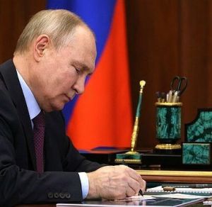 Путин направил ветеранам поздравительные открытки к 80-летию Победы