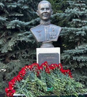 В школе №56 открыли бюст Героя России Сергея Чебнева