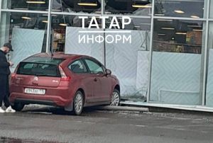В Казани женщина на иномарке влетела в «Пятерочку», перепутав педали