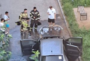 В Челнах пожарные спасли ребёнка из горящего автомобиля на Нариманова